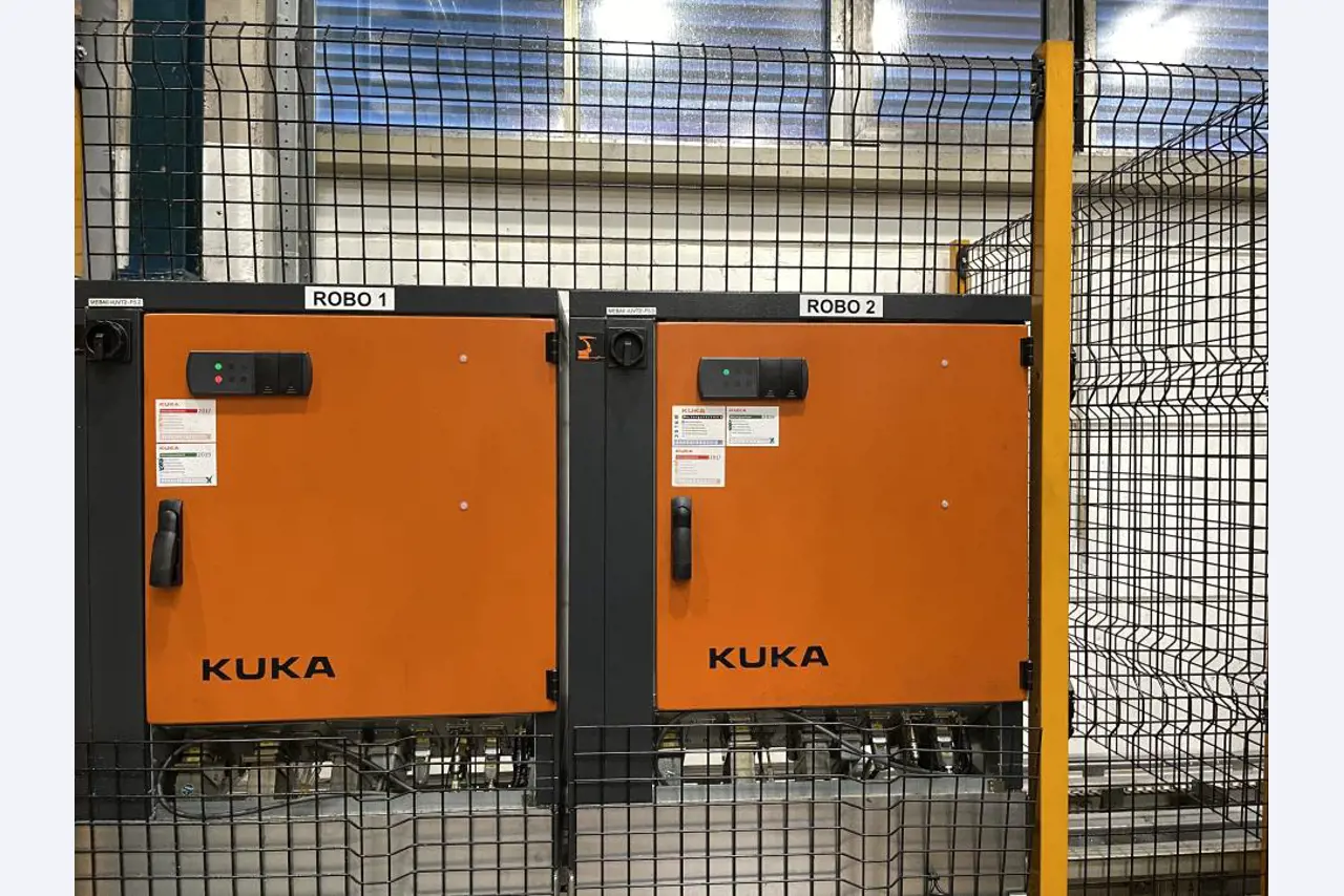 Goed onderhouden bewerkingscentra en robots bij een toeleverancier voor de auto-industrie-6